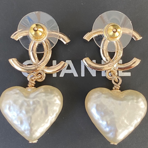 2024 REV CHANEL GOLD CC LOGO HEART SHAPE PEARLS DANGLE EARRINGS - Picture 11 of 11